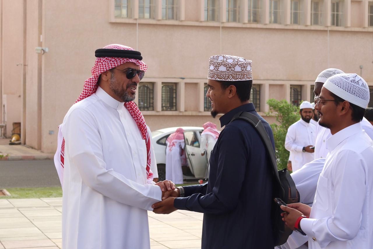 رئيس الجامعة الإسلامية يلتقي بأبنائه الطلاب ويهنئهم بعيد الفطر المبارك